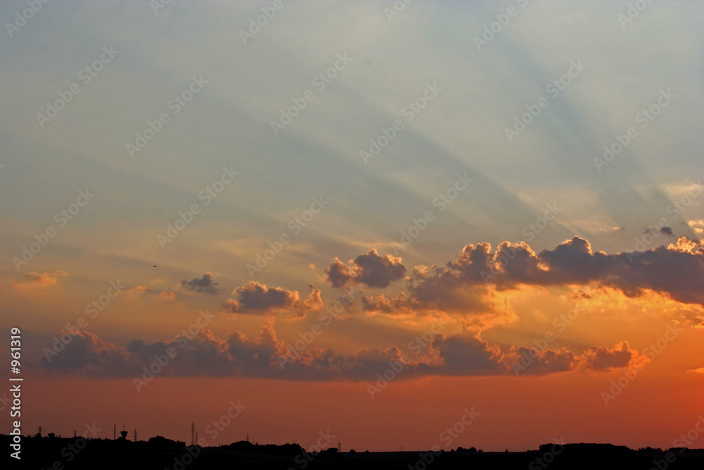 rayons lumineux au lever du soleil rayons lumineux au lever du soleil