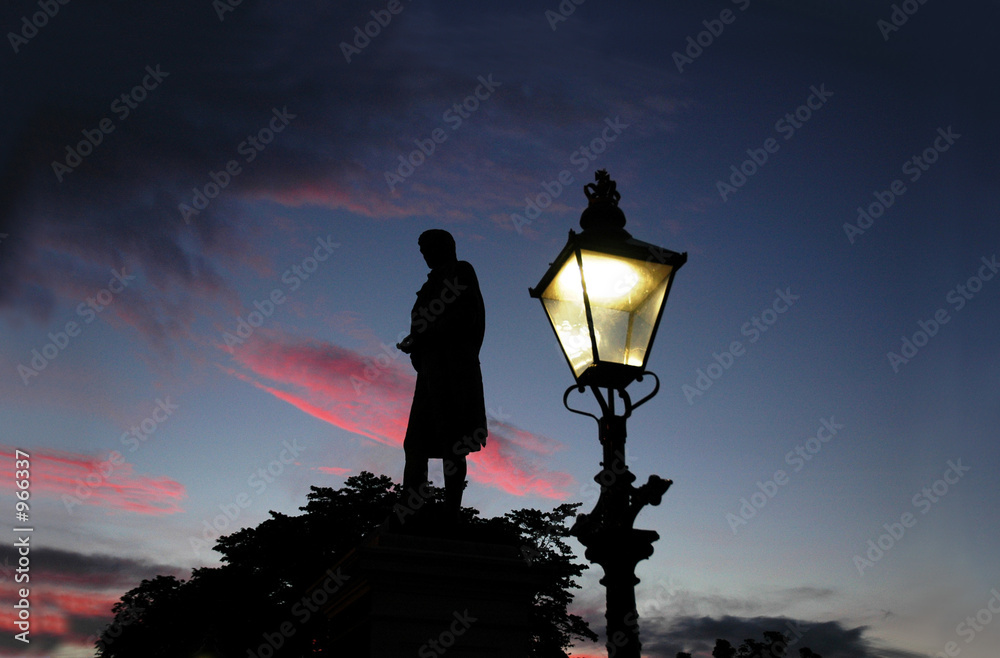 Naklejka premium robert burns monument at sunset in aberdeen