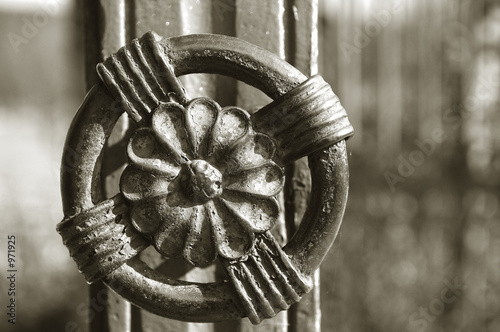 torknauf mit blumenmotiv burgund photo