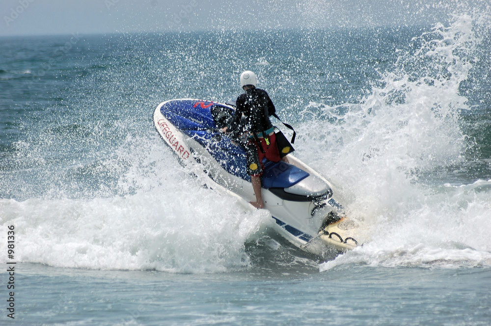 Obraz premium lifeguard on jetski in surf