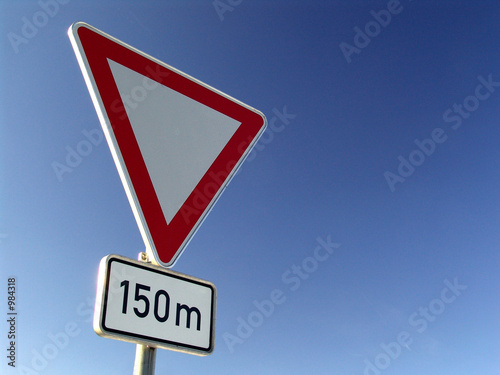 vorfahrt achten 150m
