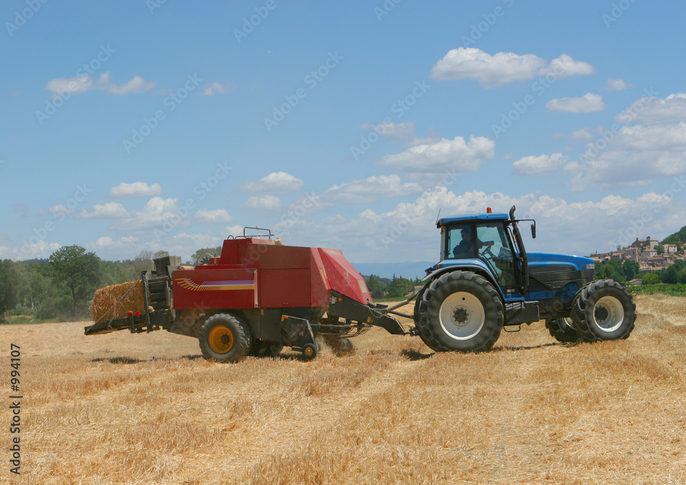 Obraz premium tracteur et balleteuse