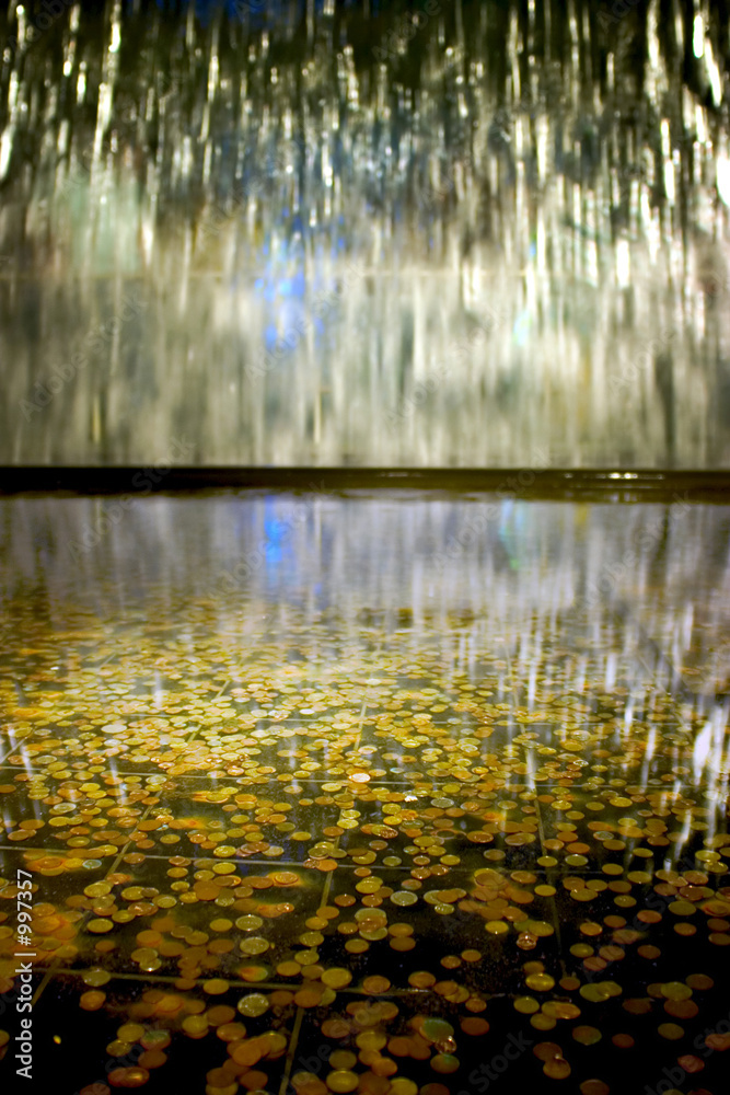 Ταπετσαρία many coins in the fountain