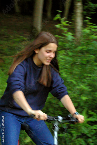 jeune fille en vélo