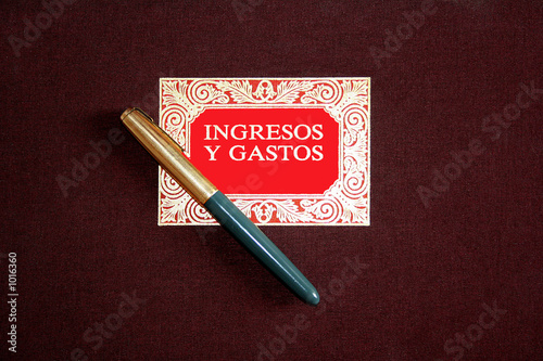 libro de balance y pluma antigua,