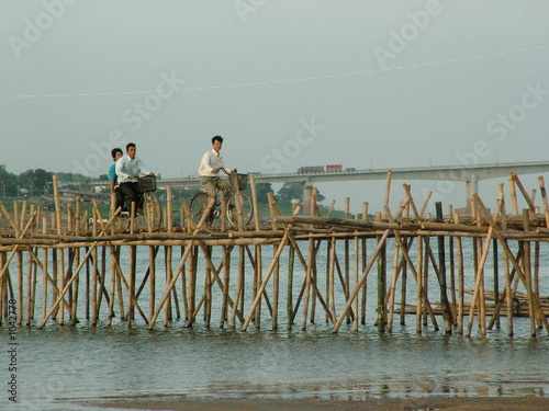 pont en bois, cambodge photo