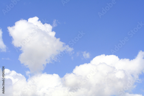 beau ciel bleu avec nuages