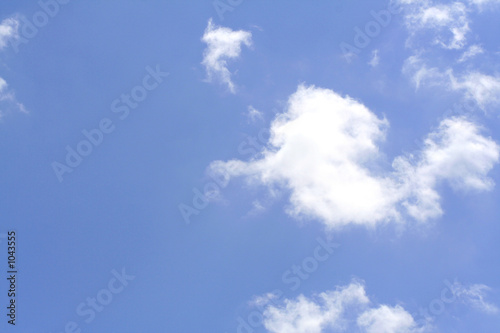 beau ciel bleu avec nuages