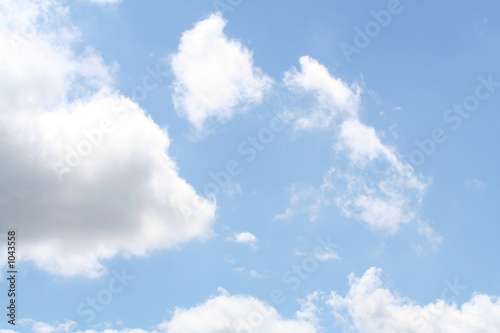 ciel bleu avec nuages