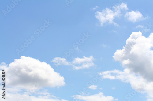 beau ciel bleu avec nuages © Julien LAURENT