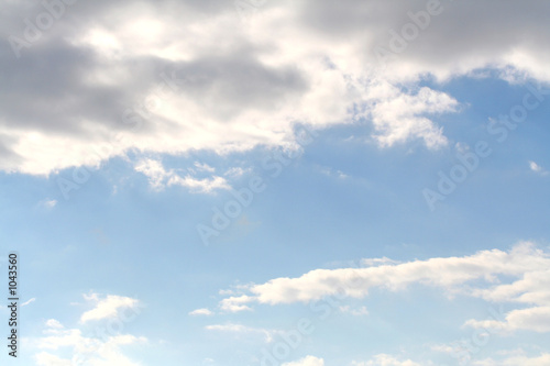 ciel bleu avec nuages