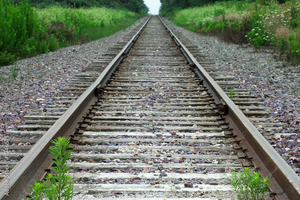 Obraz premium view along deserted railroad tracks