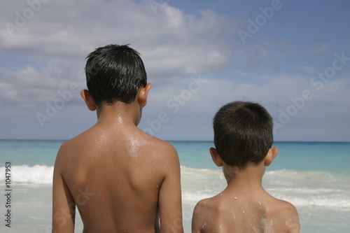 niños viendo el mar © Netwalker