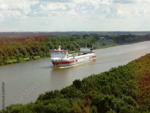 nord-ostsee-kanal mit schiff photo