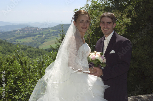 couple de jeunes mariés 2 photo