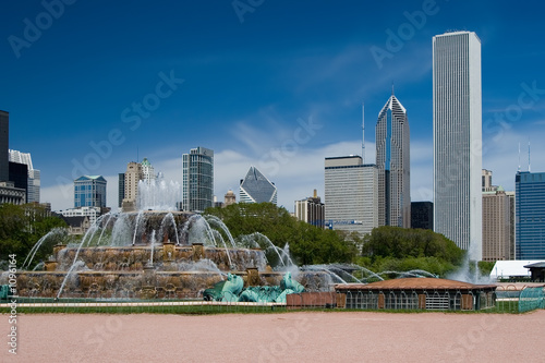 buckingham fountain and the chicago skyline