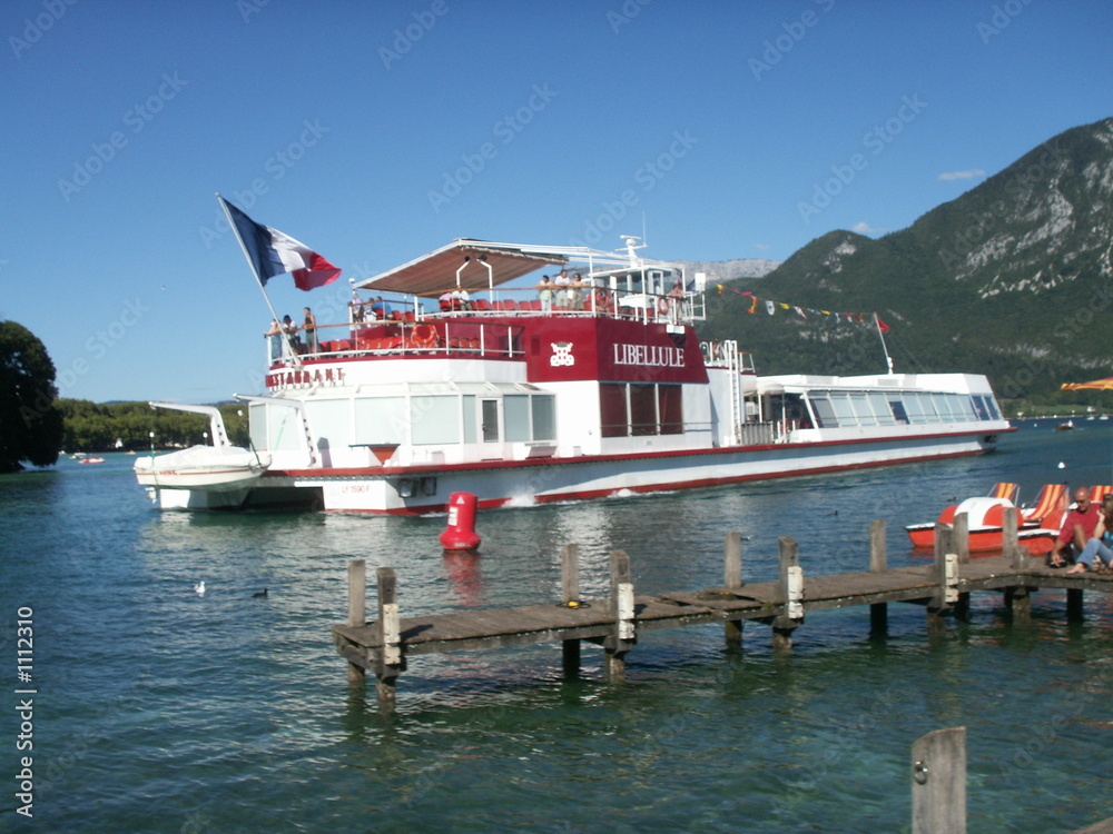 Obraz premium bateau tourisme lac annecy