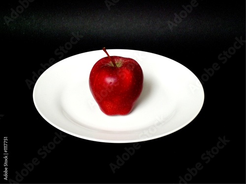 apfel auf teller - apple on a plate