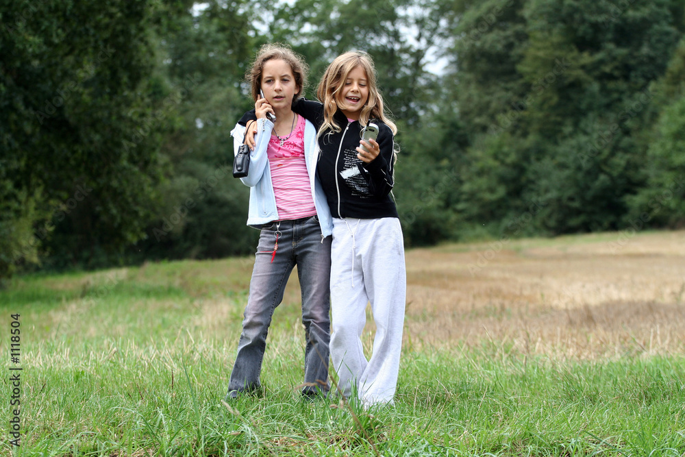 Fototapeta premium ados et téléphone