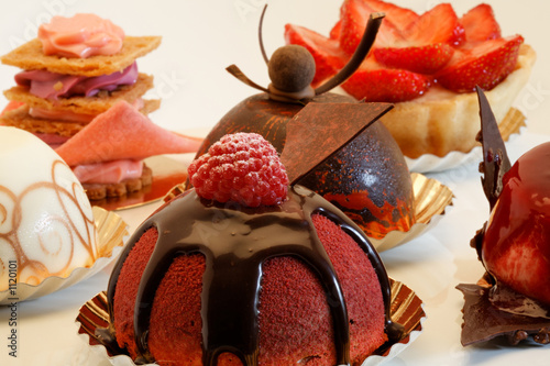 designer cakes on a pie plate