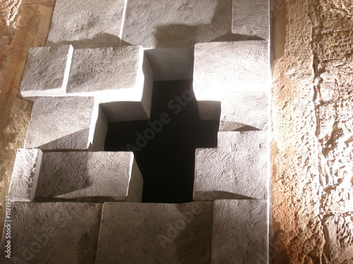 kreuz in kirchenmauer