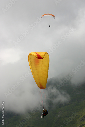 die paraglider im nebel