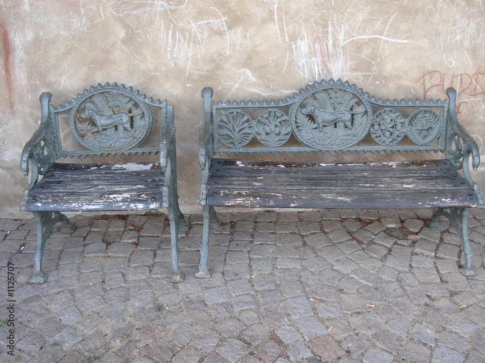 alte sitzbank und stuhl aus gusseisen und holz Photos