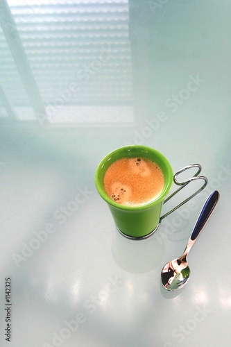 tasse de café sur table en verre