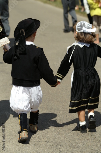 deux beaux enfants bretons à un mariage