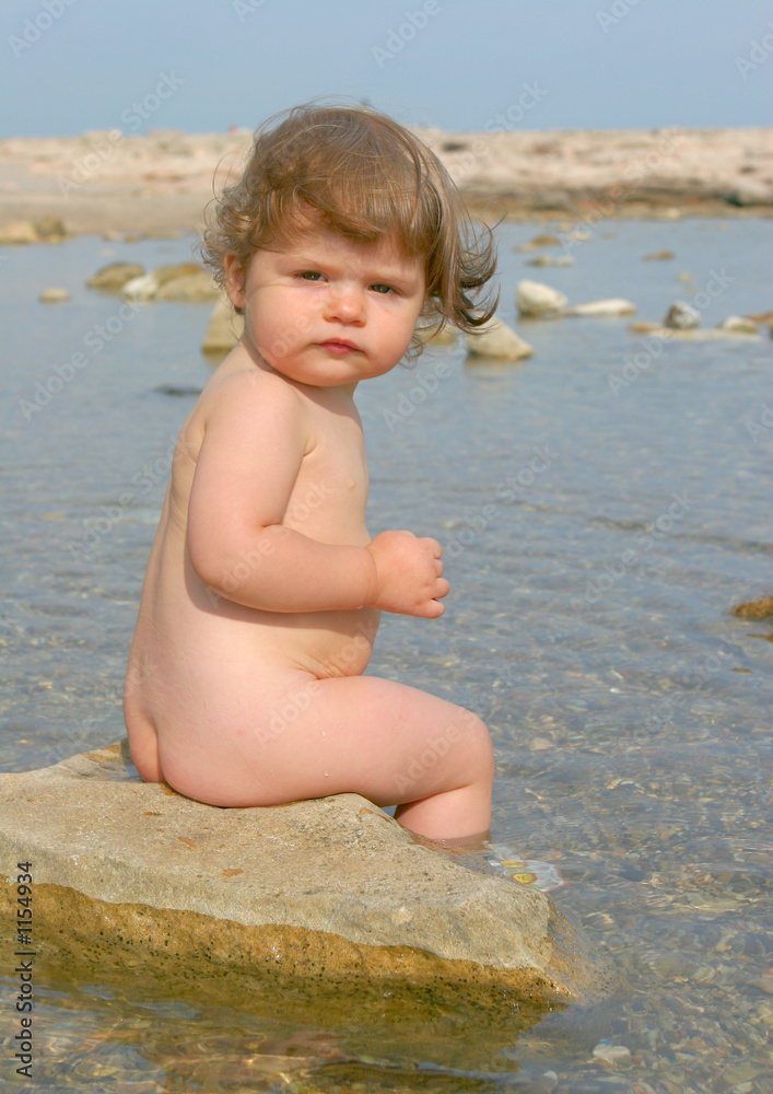 petit enfant nu assis Stock Photo | Adobe Stock