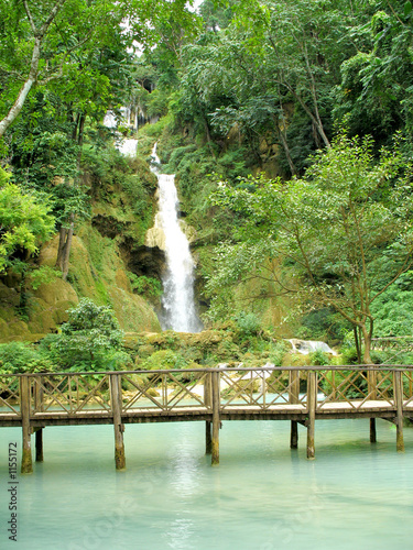 cascade et bassin bleu turquoise, passerelle