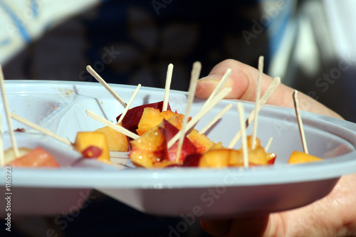 Принти на полотні people sampling peach