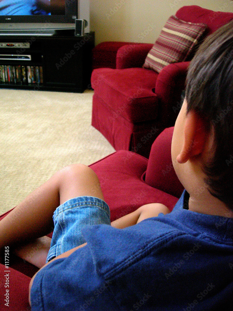 Obraz premium boy watching tv