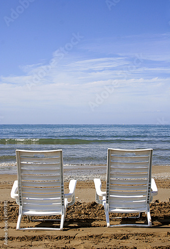 sillas frente al mar