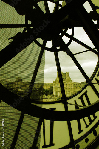 le louvre à travers l'horloge du musée d'orsay #1199736