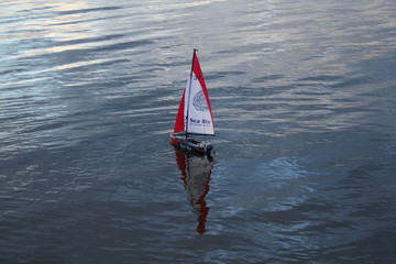 Acrylglasbilder Wasser Motorsport Motorboot durchquert offenes Meer  © Vita Vanaga
