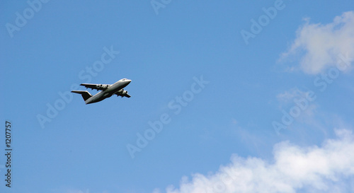 avion privé dans un ciel bleuté
