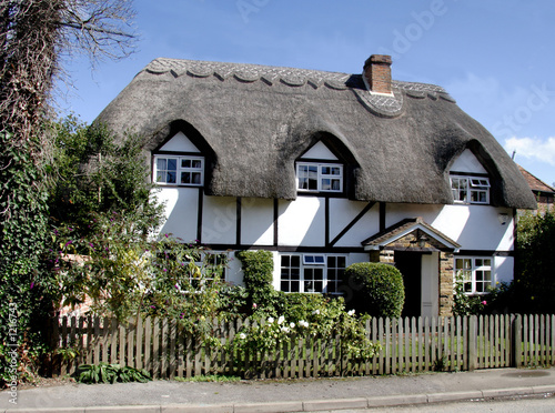 Fototapeta thatched cottage