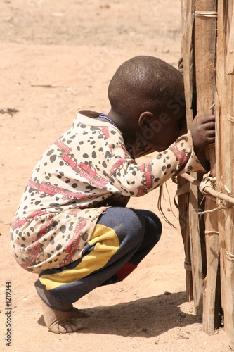 enfant kenyan curieux