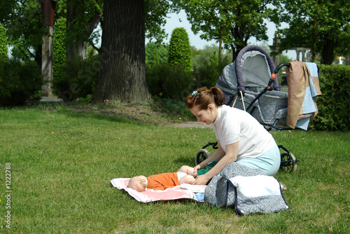 mutter im park beim windeln photo