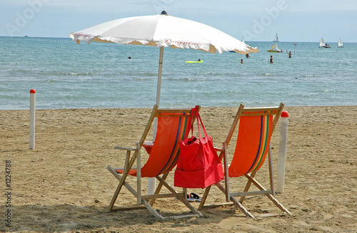 2 liegestühle am strand
