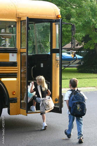 kids getting on bus