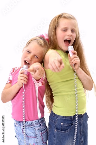 the two singing sisters