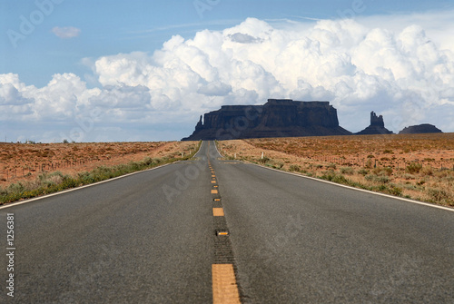 road with no end in monument valley national park