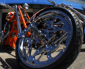 Tableau sur plexiglas Moto Motos custom alignées en atelier sombre  © jedphoto