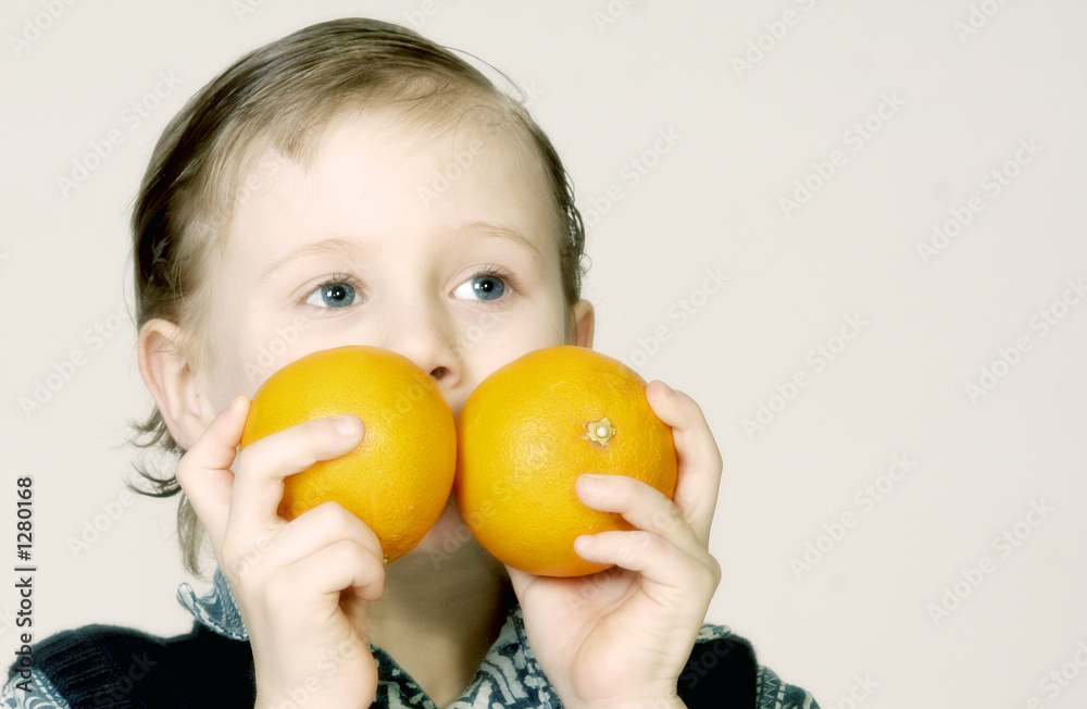 junge mit orangen junge mit orangen