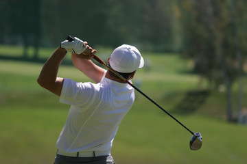 Acrylglasbilder Golf Golfer beendet kraftvollen Schwung  © photogolfer