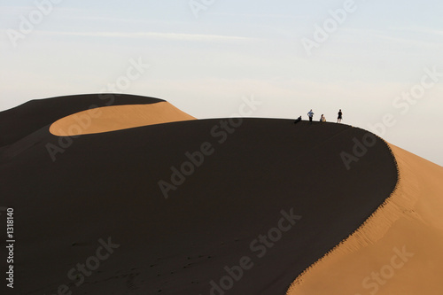 randonneurs sur une dune