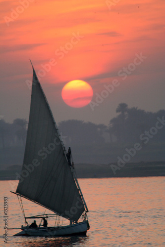 felouque au coucher du soleil photo