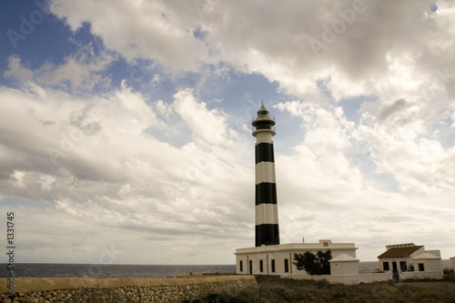 faro en el mediterraneo